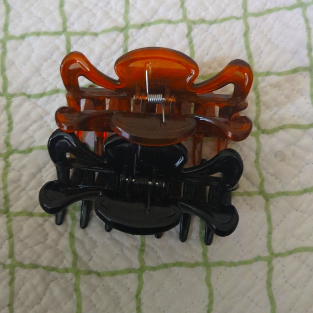 2 Claw clips